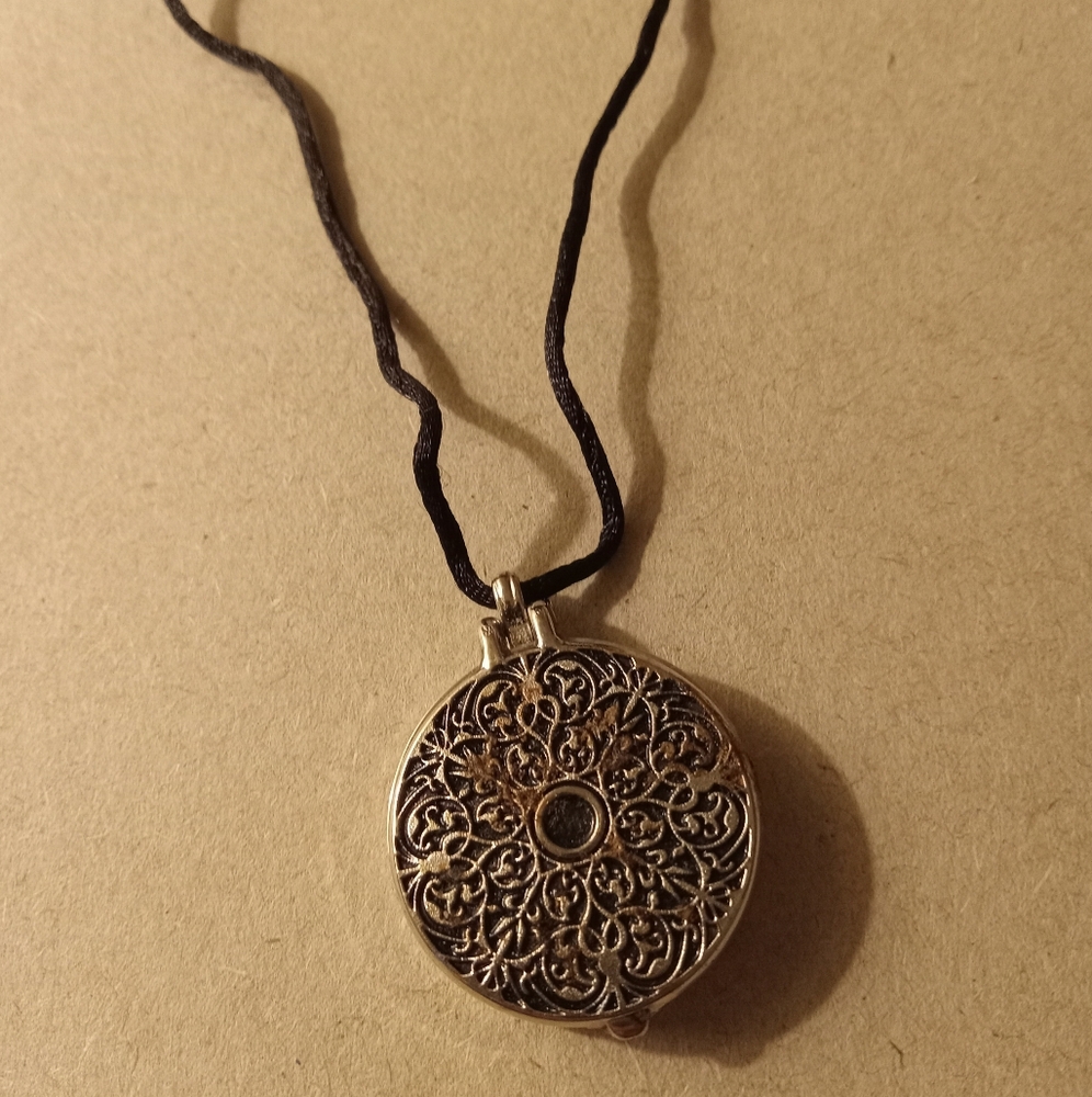 Compass He Leads Me Psalm 23:2 Vintage Necklace - Picture 14 of 14